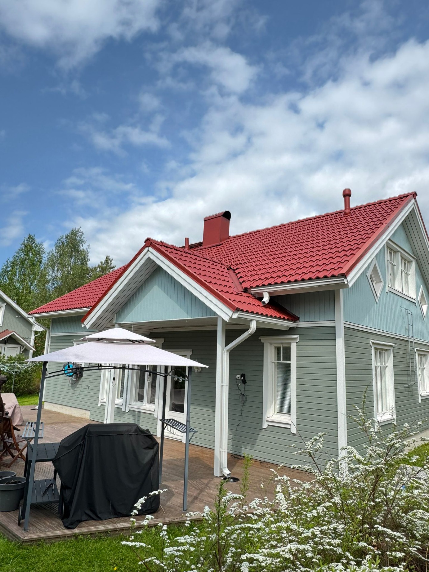 edellisestä maalauskerrasta oli jo kulunut yli 15 vuotta. Maalipinta oli hyvin säilynyt mutta oli alkanut keräämään pintaan hometta ja liituuntumaan