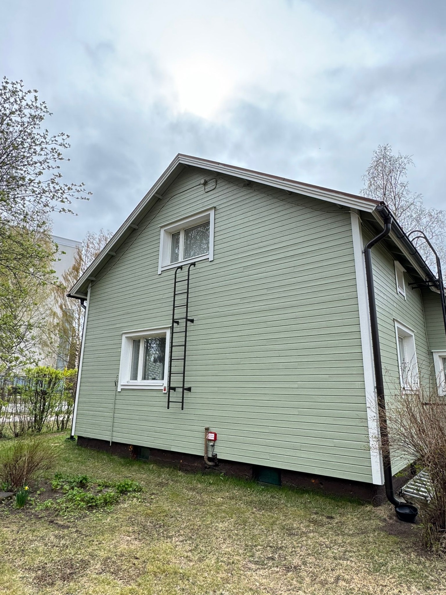 vanha maali oli alkanut hilseilemään paikka paikoin irti. Teimme huolelliset pohjatyöt ja pohjamaalaus huonoimpiin kohtiin ja kertaalleen maalaus