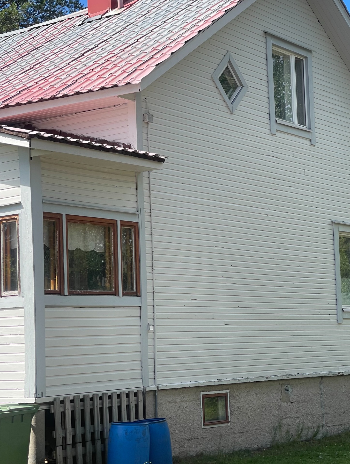 irroitimme kaiken irtoavan vanhanmaalin ja tähän taloon maalattiin 2 kerrosta