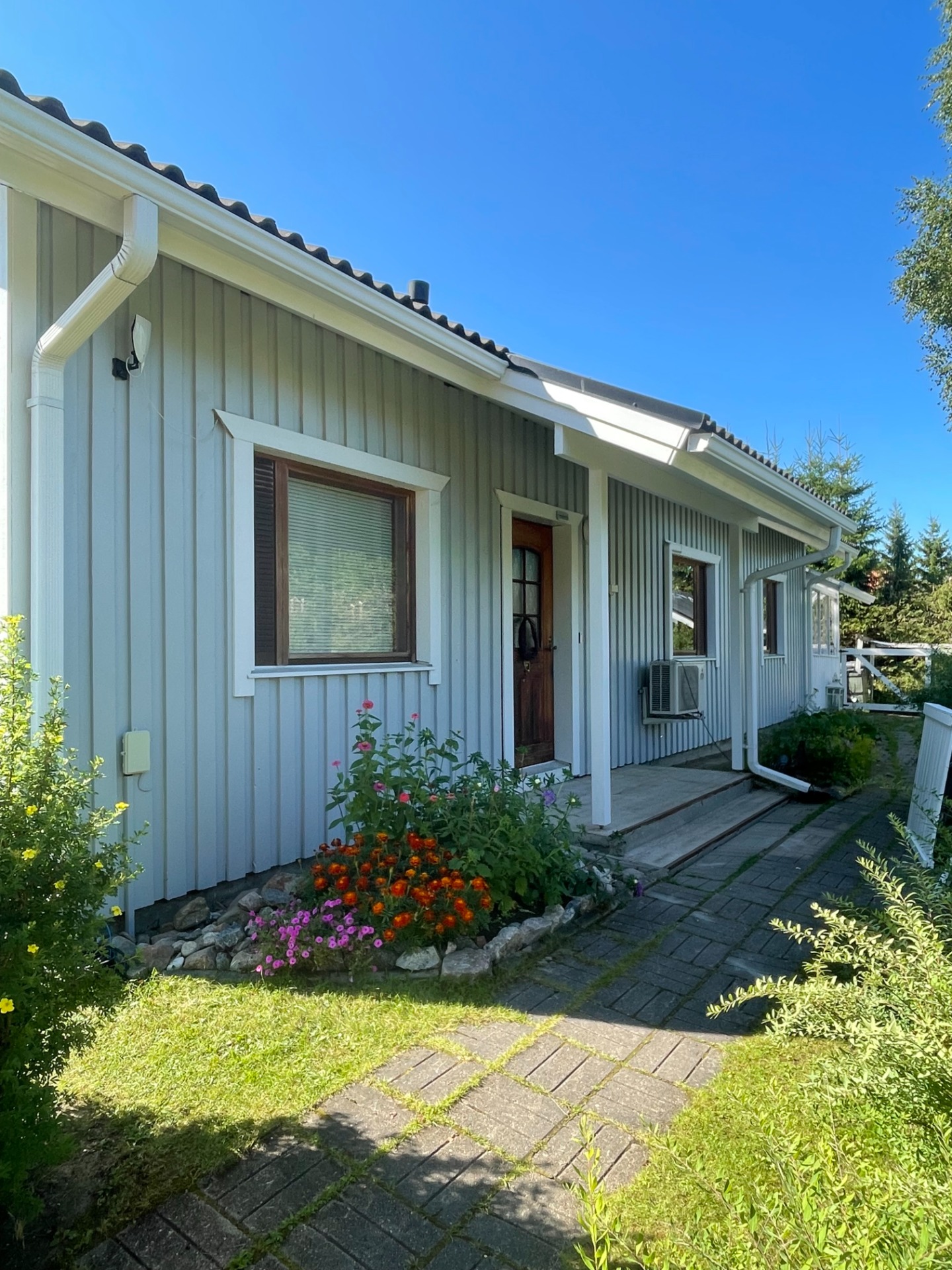 Tässä kohteessa seinät sekä räystäät märkähomepestiin ja sen jälkeen maalattiin kertaalleen koko talo